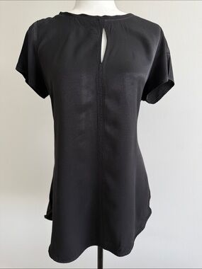 Camber & Grace Women's Black Short-Sleeve Tunic with Front Keyhole